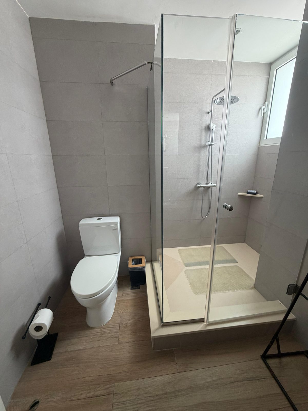 Baño moderno del apartamento